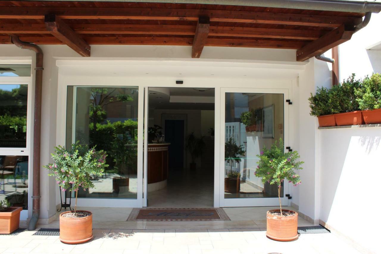 טרצ'ינה Hotel Mare Azzurro מראה חיצוני תמונה
